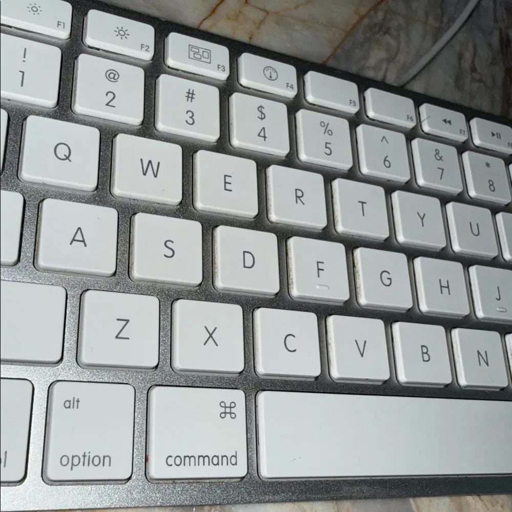 Apple White model A1242 wired USB keyboard Keyboard